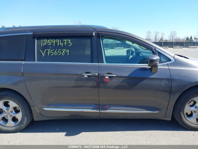 Продажа на аукционе авто 2017 Chrysler Pacifica Touring-l, vin: 2C4RC1EGXHR756589, номер лота: 12599473