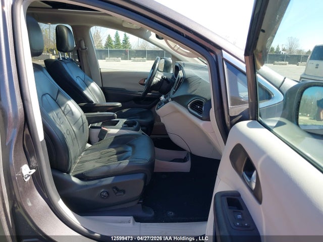 Продажа на аукционе авто 2017 Chrysler Pacifica Touring-l, vin: 2C4RC1EGXHR756589, номер лота: 12599473