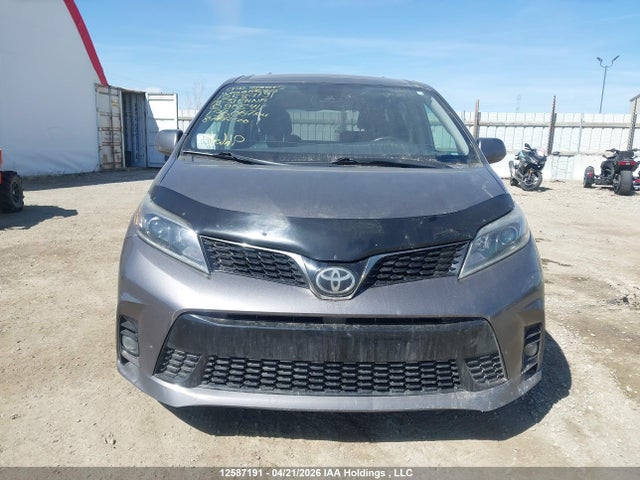 5TDXZ3DCXJS965411 Toyota Sienna Se 8-passenger