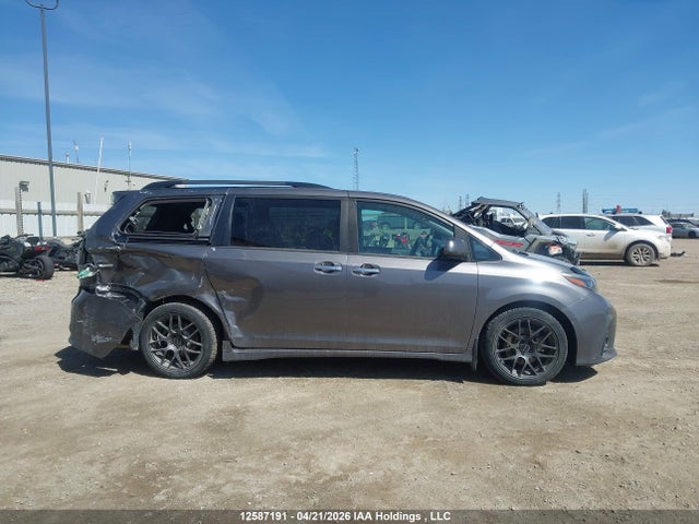 5TDXZ3DCXJS965411 Toyota Sienna Se 8-passenger
