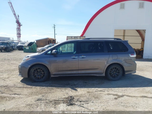 5TDXZ3DCXJS965411 Toyota Sienna Se 8-passenger
