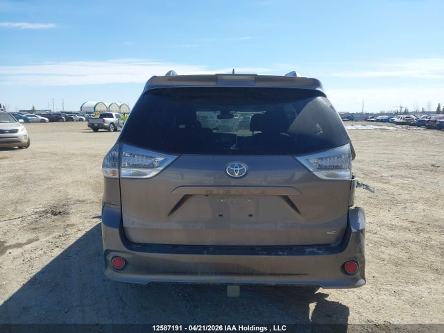 5TDXZ3DCXJS965411 Toyota Sienna Se 8-passenger