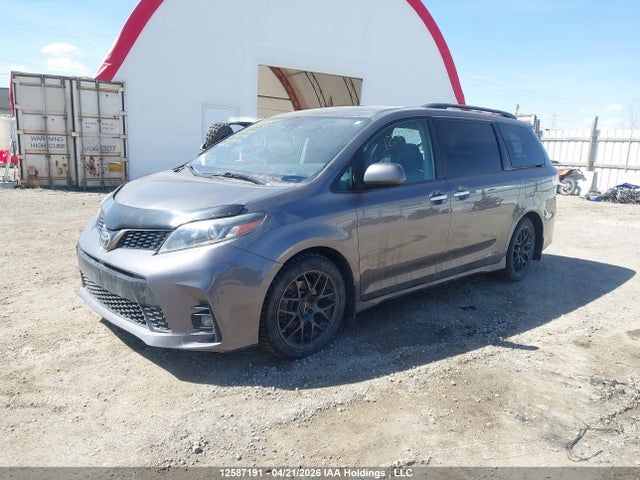 5TDXZ3DCXJS965411 Toyota Sienna Se 8-passenger