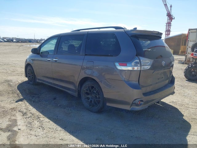 5TDXZ3DCXJS965411 Toyota Sienna Se 8-passenger