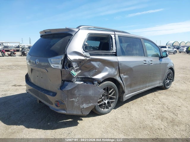 5TDXZ3DCXJS965411 Toyota Sienna Se 8-passenger