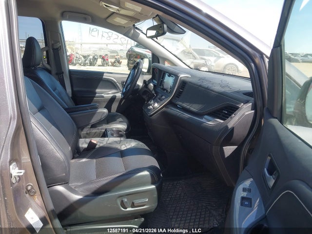 5TDXZ3DCXJS965411 Toyota Sienna Se 8-passenger