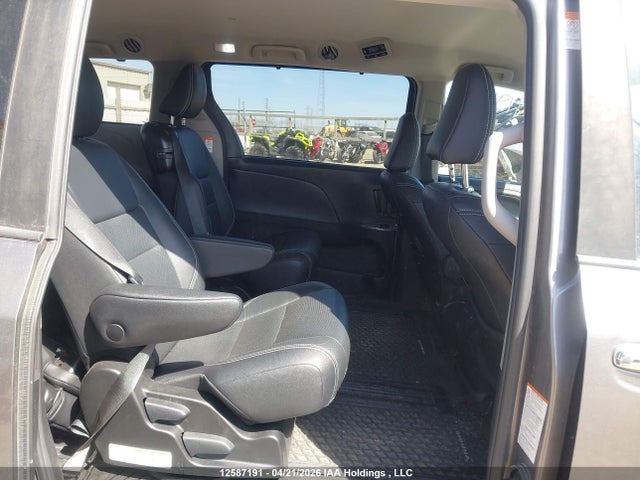 5TDXZ3DCXJS965411 Toyota Sienna Se 8-passenger