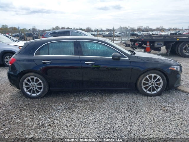 W1K3F4HB3NJ301605 Mercedes-Benz A 250 4matic