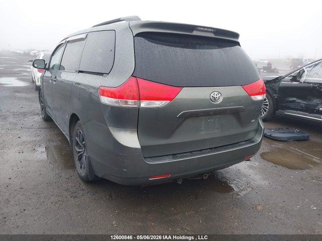 2014 Toyota Sienna Le V6 მანქანა იყიდება აუქციონზე, vin: 5TDKK3DC7ES417290, აუქციონის ნომერი: 12600846