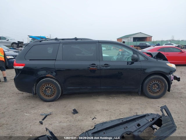 2011 Toyota Sienna მანქანა იყიდება აუქციონზე, vin: 5TDZK3DC4BS023238, აუქციონის ნომერი: 12601031