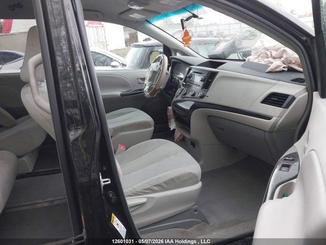2011 Toyota Sienna მანქანა იყიდება აუქციონზე, vin: 5TDZK3DC4BS023238, აუქციონის ნომერი: 12601031