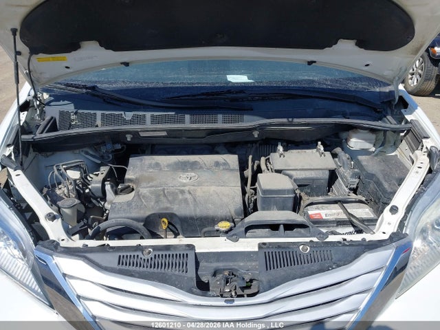 12601210 :رقم المزاد ، 5TDDK3DCXBS005191 vin ، 2011 Toyota Sienna Xle/limited مزاد بيع