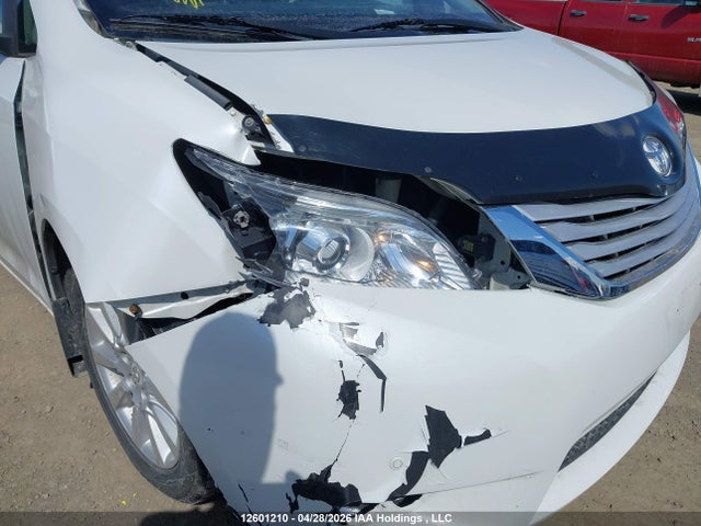 12601210 :رقم المزاد ، 5TDDK3DCXBS005191 vin ، 2011 Toyota Sienna Xle/limited مزاد بيع