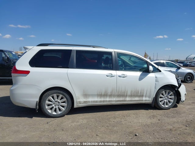 12601210 :رقم المزاد ، 5TDDK3DCXBS005191 vin ، 2011 Toyota Sienna Xle/limited مزاد بيع