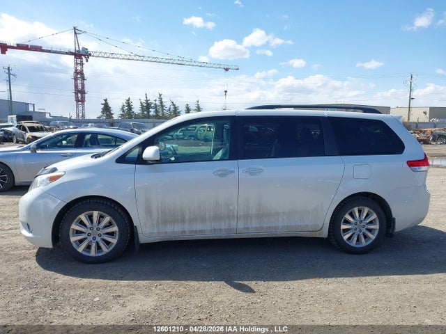 12601210 :رقم المزاد ، 5TDDK3DCXBS005191 vin ، 2011 Toyota Sienna Xle/limited مزاد بيع