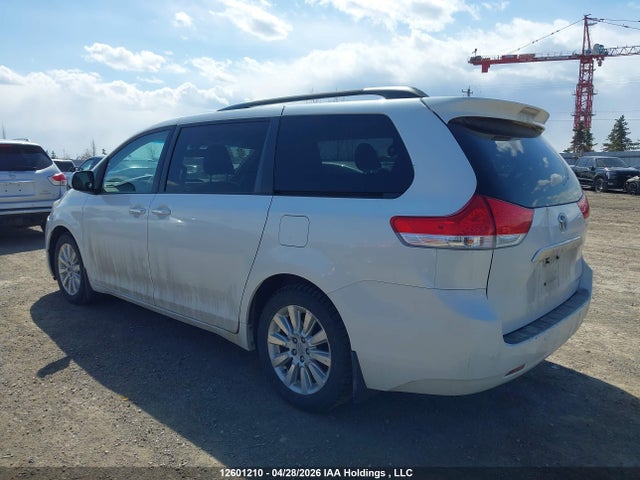 12601210 :رقم المزاد ، 5TDDK3DCXBS005191 vin ، 2011 Toyota Sienna Xle/limited مزاد بيع
