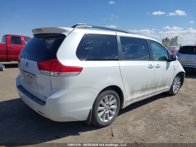 12601210 :رقم المزاد ، 5TDDK3DCXBS005191 vin ، 2011 Toyota Sienna Xle/limited مزاد بيع