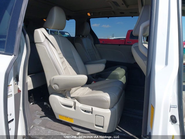 12601210 :رقم المزاد ، 5TDDK3DCXBS005191 vin ، 2011 Toyota Sienna Xle/limited مزاد بيع