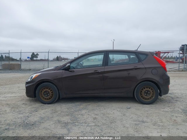 12601215 :رقم المزاد ، KMHCT5AE3FU223495 vin ، 2015 Hyundai Accent Gl مزاد بيع