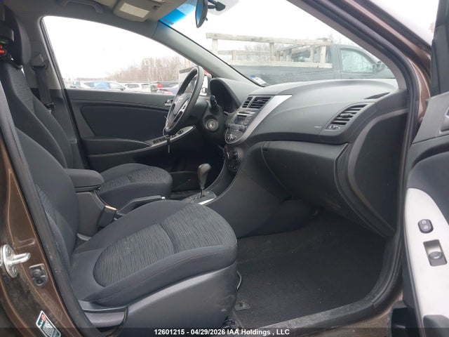 12601215 :رقم المزاد ، KMHCT5AE3FU223495 vin ، 2015 Hyundai Accent Gl مزاد بيع