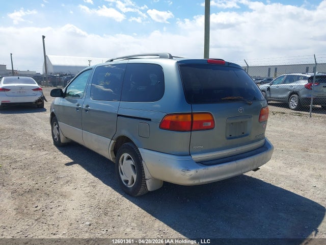 1999 Toyota Sienna Le/xle მანქანა იყიდება აუქციონზე, vin: 4T3ZF13C1XU102303, აუქციონის ნომერი: 12601361