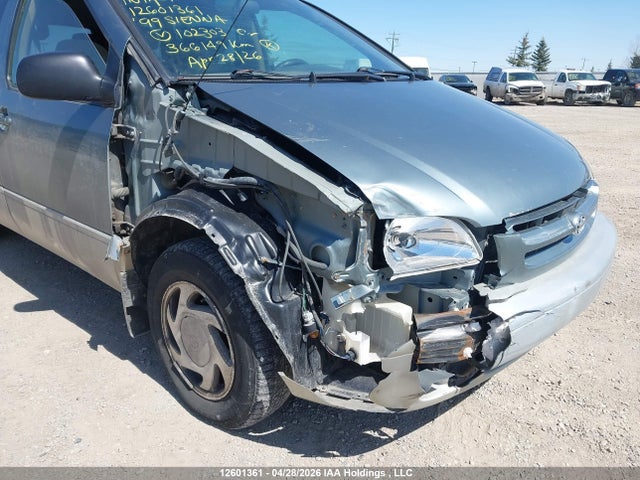 1999 Toyota Sienna Le/xle მანქანა იყიდება აუქციონზე, vin: 4T3ZF13C1XU102303, აუქციონის ნომერი: 12601361