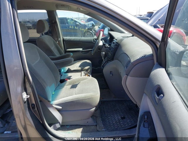 2005 Toyota Sienna Ce მანქანა იყიდება აუქციონზე, vin: 5TDZA29C35S243738, აუქციონის ნომერი: 12601390