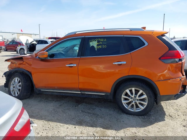 2017 Nissan Rogue Sv/sl მანქანა იყიდება აუქციონზე, vin: 5N1AT2MV2HC873610, აუქციონის ნომერი: 12601984