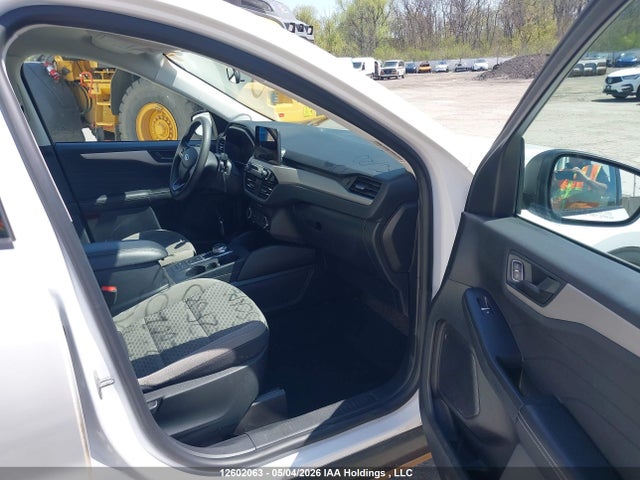 1FMCU0G67NUB00152 Ford ESCAPE SE