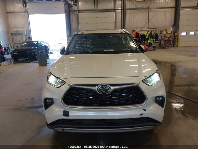 Toyota Highlander Limited 2022 5TDFZRBH5NS227695 Image 12