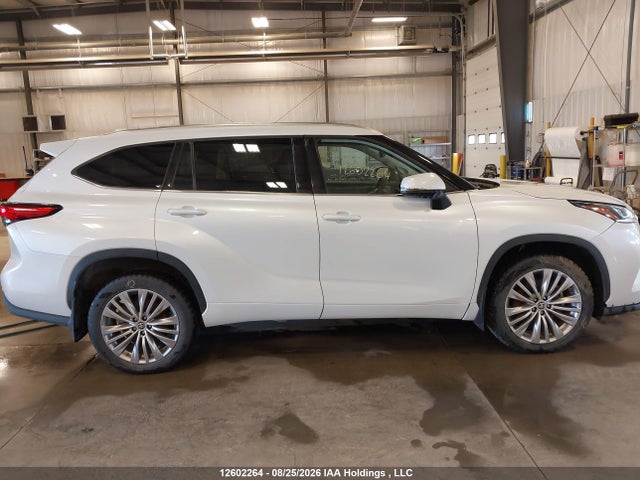 Toyota Highlander Limited 2022 5TDFZRBH5NS227695 Image 13