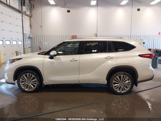 Toyota Highlander Limited 2022 5TDFZRBH5NS227695 Image 14