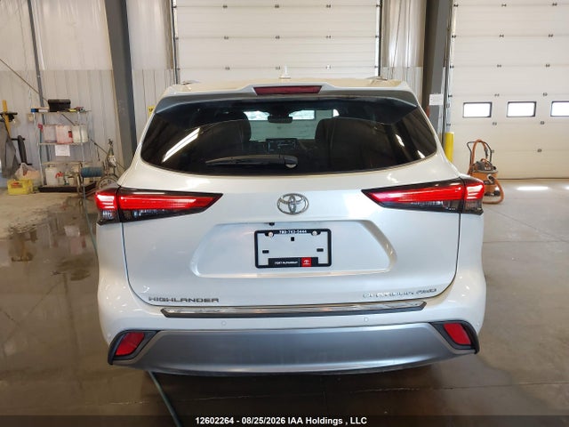 Toyota Highlander Limited 2022 5TDFZRBH5NS227695 Image 16