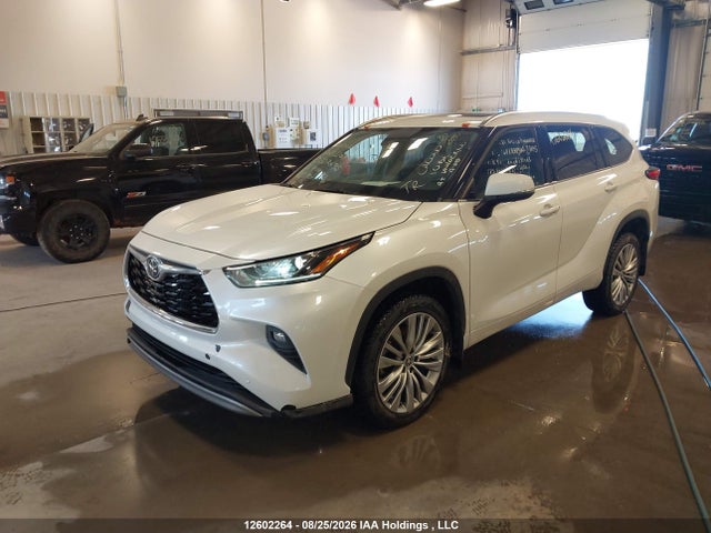 Toyota Highlander Limited 2022 5TDFZRBH5NS227695 Image 2