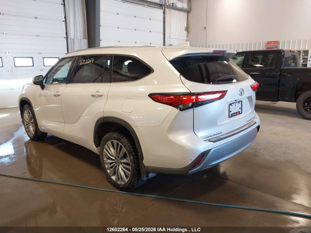 Toyota Highlander Limited 2022 5TDFZRBH5NS227695 Image 3
