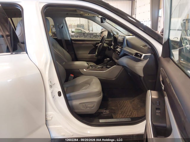 Toyota Highlander Limited 2022 5TDFZRBH5NS227695 Image 5