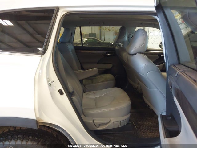 Toyota Highlander Limited 2022 5TDFZRBH5NS227695 Image 8