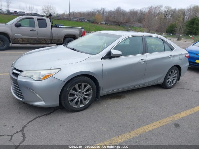 12602289 :رقم المزاد ، 4T1BF1FK7FU931517 vin ، 2015 Toyota Camry Le/xle/se/xse مزاد بيع