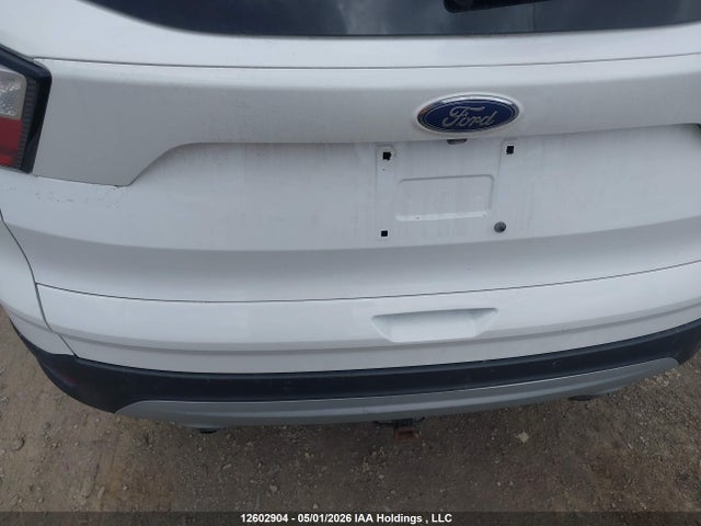 1FMCU9HD8JUA45108 Ford ESCAPE SEL
