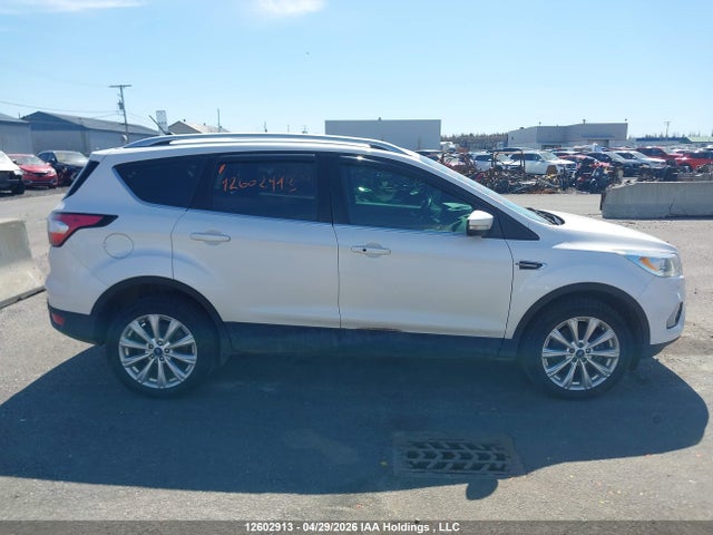 1FMCU9J9XJUA37520 Ford Escape Titanium