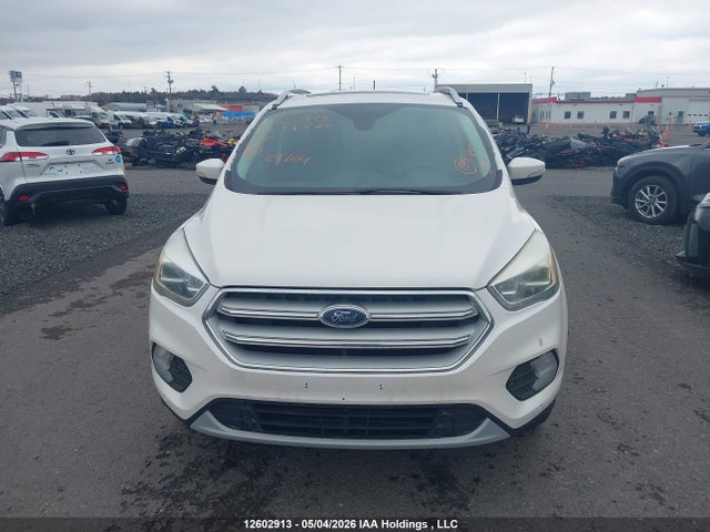 1FMCU9J9XJUA37520 Ford Escape Titanium