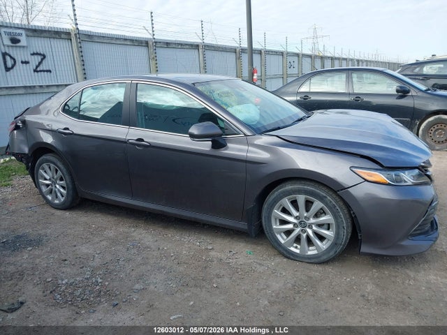 12603012 :رقم المزاد ، 4T1C11AK6LU350418 vin ، 2020 Toyota Camry Le مزاد بيع