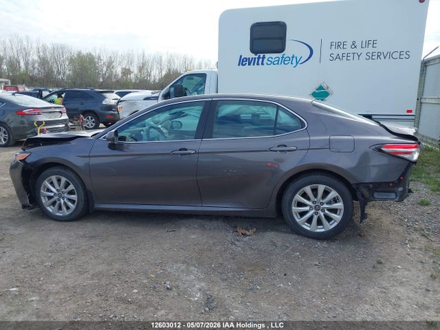 12603012 :رقم المزاد ، 4T1C11AK6LU350418 vin ، 2020 Toyota Camry Le مزاد بيع