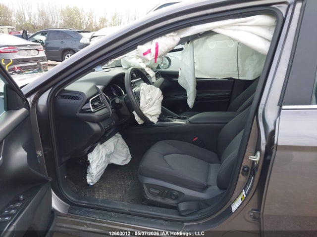 12603012 :رقم المزاد ، 4T1C11AK6LU350418 vin ، 2020 Toyota Camry Le مزاد بيع