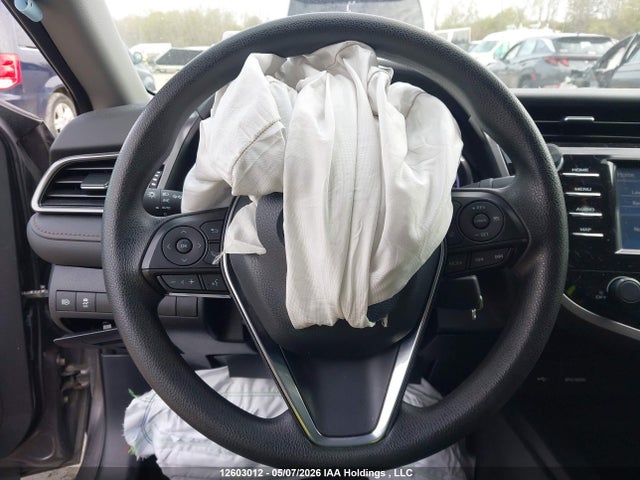12603012 :رقم المزاد ، 4T1C11AK6LU350418 vin ، 2020 Toyota Camry Le مزاد بيع