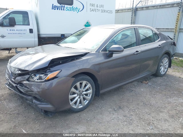 12603012 :رقم المزاد ، 4T1C11AK6LU350418 vin ، 2020 Toyota Camry Le مزاد بيع