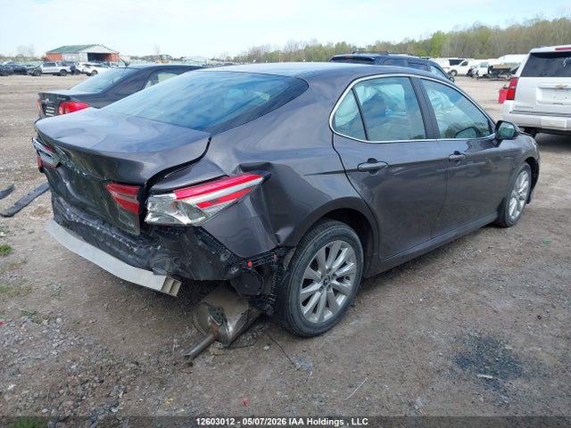 12603012 :رقم المزاد ، 4T1C11AK6LU350418 vin ، 2020 Toyota Camry Le مزاد بيع