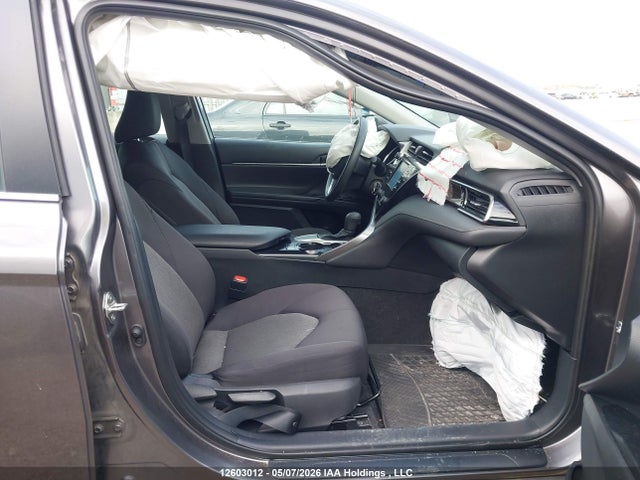 12603012 :رقم المزاد ، 4T1C11AK6LU350418 vin ، 2020 Toyota Camry Le مزاد بيع
