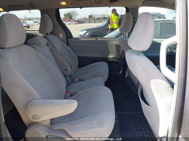 2015 Toyota Sienna Le 8 Passenger მანქანა იყიდება აუქციონზე, vin: 5TDKK3DC7FS567577, აუქციონის ნომერი: 12603743