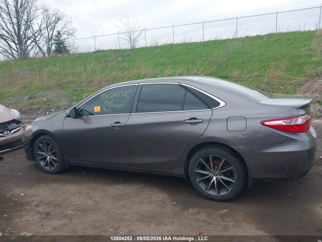 12604252 :رقم المزاد ، 4T1BF1FK2FU021709 vin ، 2015 Toyota Camry Le/xle/se/xse مزاد بيع